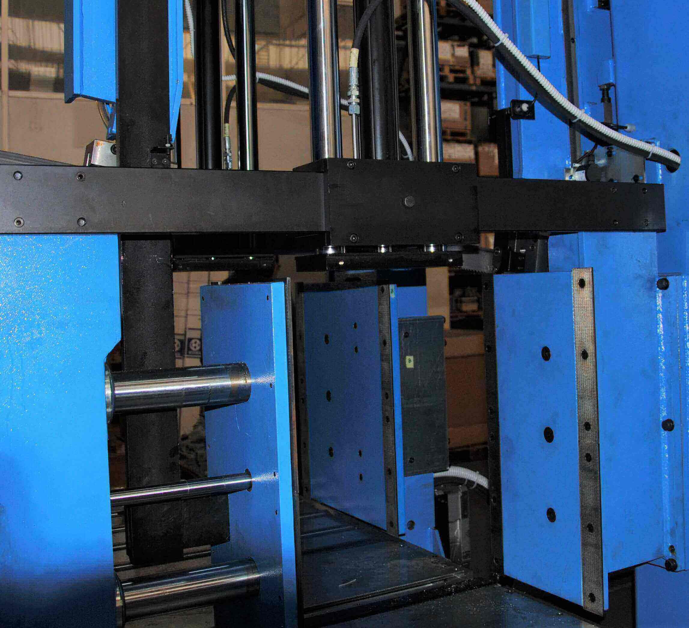 Sierra de cinta FAT 61.41 SA DI MD: una máquina versátil para el corte de  estructuras - FAT